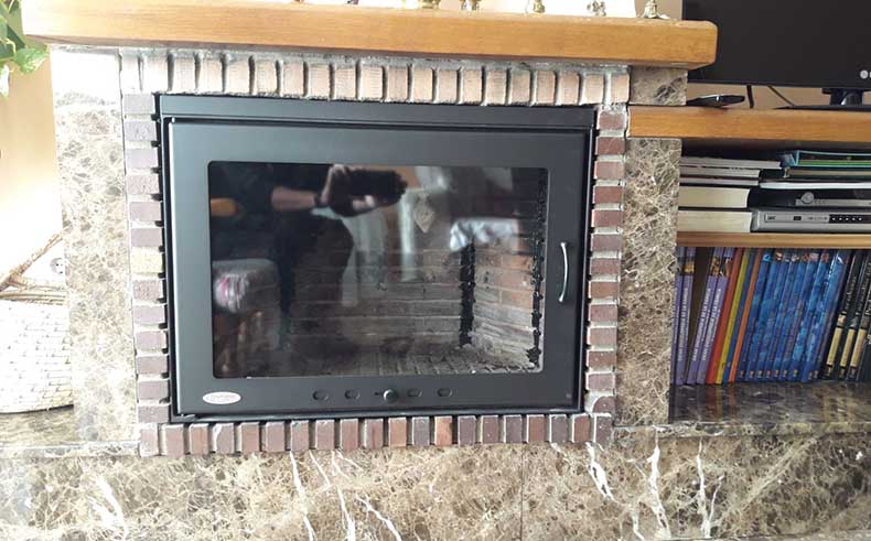 Cómo apagar el fuego en una chimenea