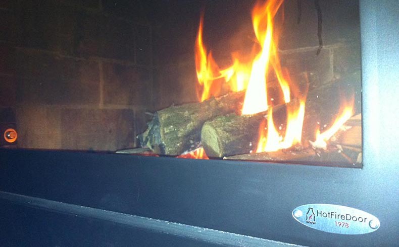 Cerrar la chimenea con puerta