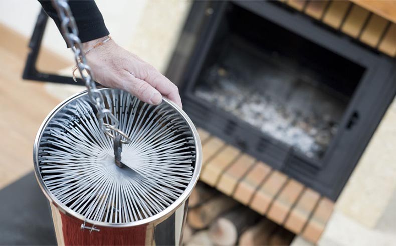 Cómo deshollinar una chimenea