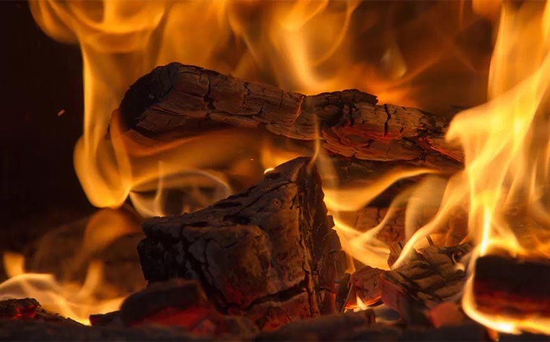 Cómo apagar el fuego en una chimenea