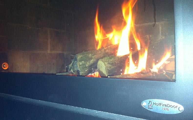 ¿Es peligroso calentarse con una chimenea de leña?